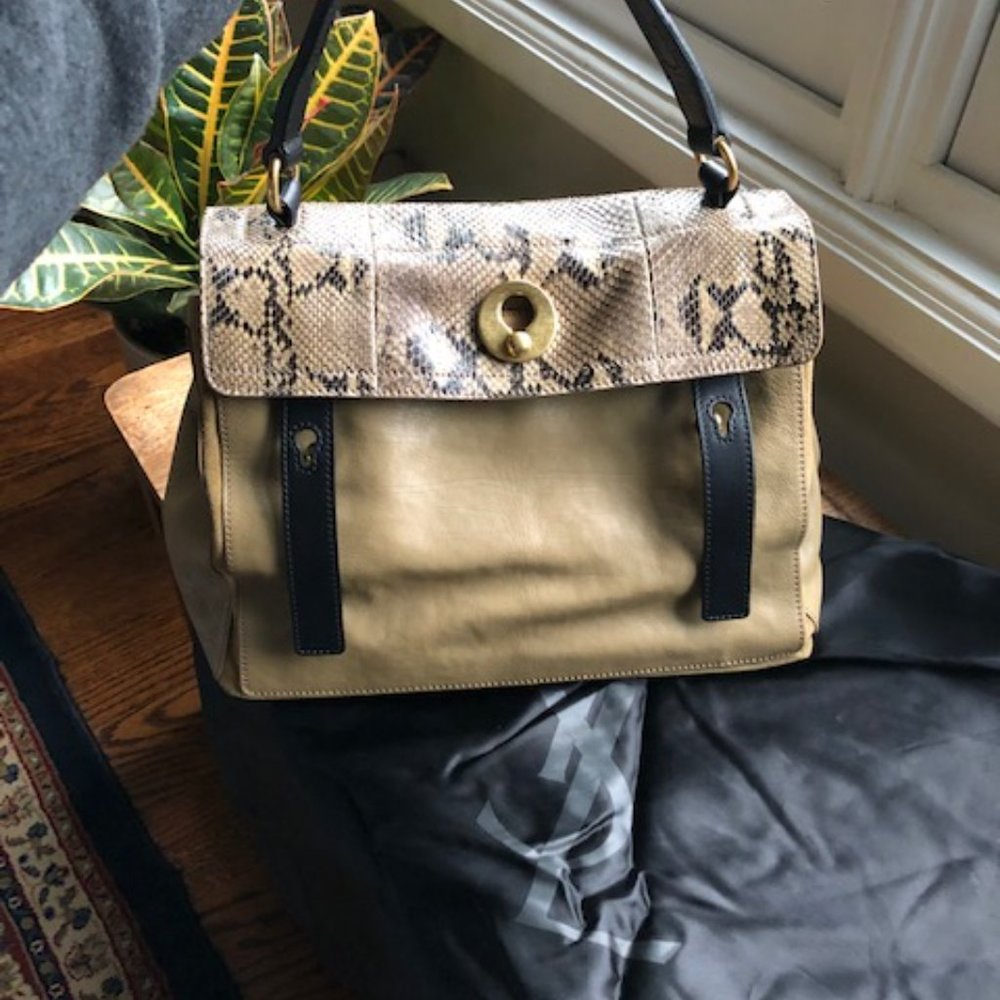 Yves Saint Laurent Muse 2 bag
